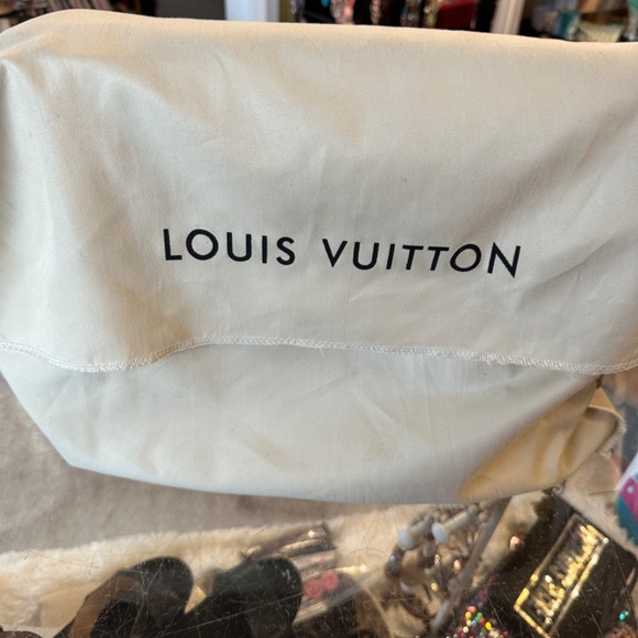 Louis Vuitton - Picture 2 of 15